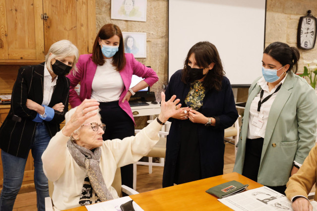 La conselleira de Promoción do Emprego e Igualdade, María Jesús Lorenzana, en una visita a Saraiva Senior.