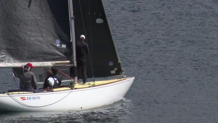 (VÍDEO) El Bribón sale a navegar sin el rey emérito a bordo, poco antes de arrancar la Copa del Rey de Vela en Sanxenxo