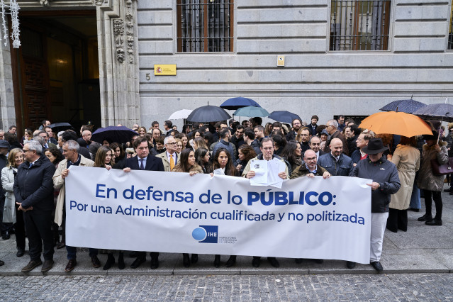 Archivo - Varios inspectores de Hacienda con una pancarta en la que se lee: 'En defensa de los público', durante una manifestación ante la puerta del Ministerio de Hacienda y Función Pública, a 14 de diciembre de 2022, en Madrid.