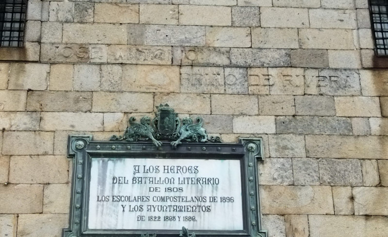 El Gobierno saca a Primo de Rivera del Valle de los Caídos, pero Santiago lo mantiene en la Praza da Quintana