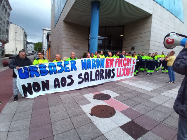 Los trabajadores de Urbaser en Narón protestan ante el Ayuntamiento.