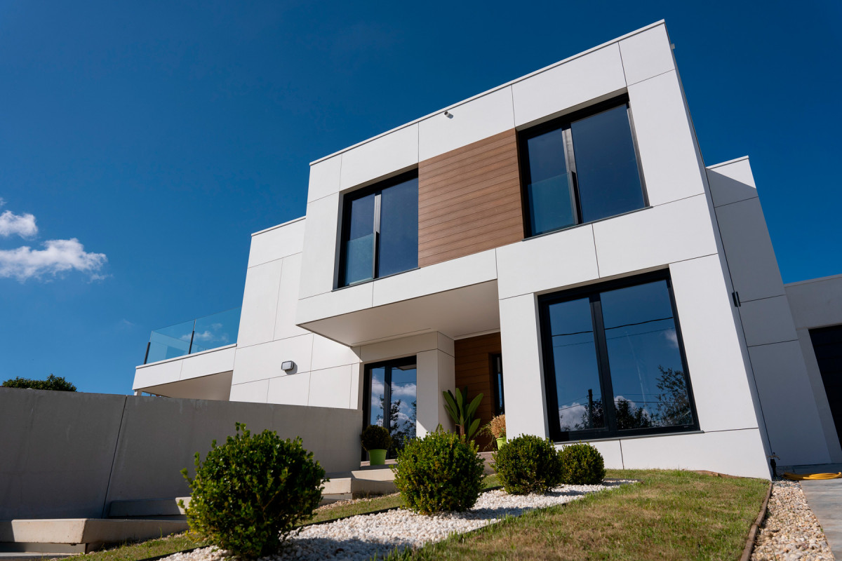 Vivienda modular pasiva de construcciu00f3n sostenible de la empresa de Arzu00faa HAUSS en una foto corporativa