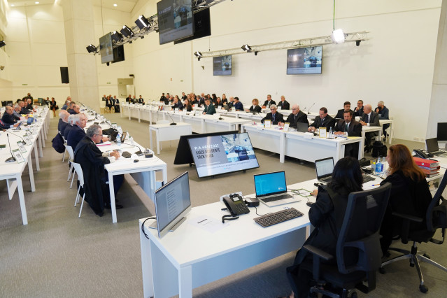 Archivo - Archivo. Vista general de la primera jornada del juicio por el accidente ferroviario de Alvia en Santiago.