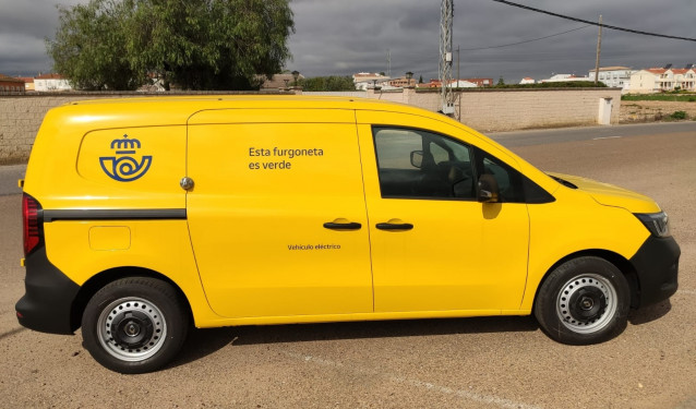 Correos incorpora una nueva furgoneta eléctrica a su flota de reparto en Montijo