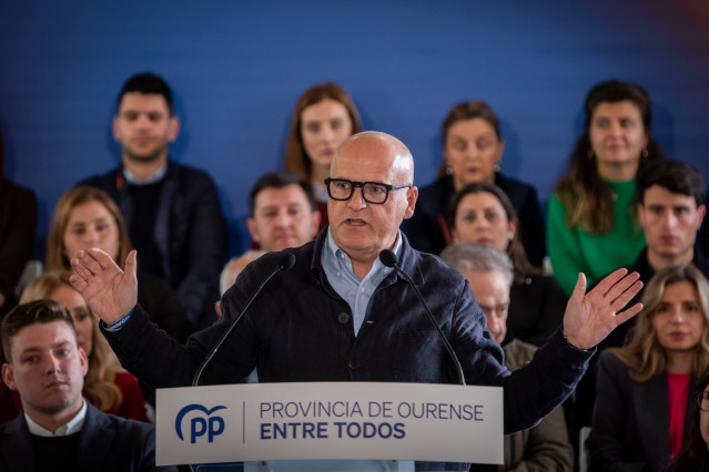 El presidente de PP de la provincia de Ourense, Manuel Baltar, interviene durante un acto del Partido Popular de Galicia, a 1 de abril de 2023, en Santa Cruz de Arrabaldo, Ourense, Galicia (España). El acto se celebra de cara a las próximas elecciones mun