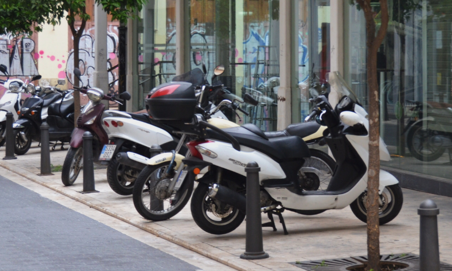 Motos en Plau00e7a de Mossu00e9n Sorell de Valencia en una foto de Joanbanjo publicada bajo Creative Commons Attribution Share Alike 4.0 International