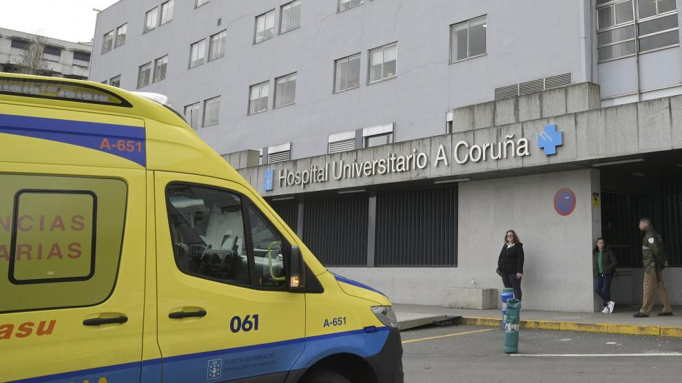Una ambulancia frente al hospital CHUAC de A Coruu00f1a en una foto de EP