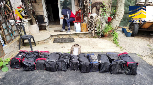 Droga localizada dentro de bolsas de deporte y escondida en un zulo en Pontevedra.