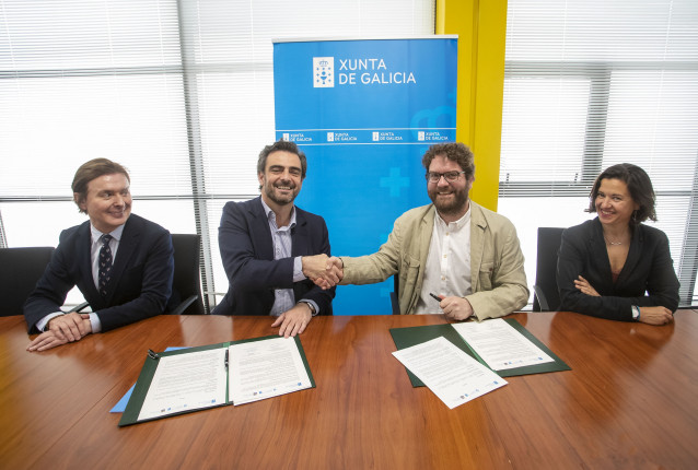 O vicepresidente segundo e conselleiro de Presidencia, Xustiza e Deportes, Diego Calvo, acompañado polo director xeral de Relacións Exteriores e coa UE, Jesús Gamallo, asina un convenio coa Coordinadora Galega de ONGD.