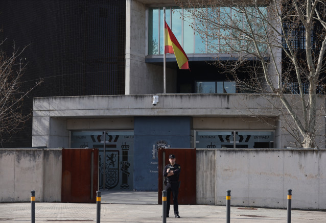 Archivo - Un agente de policía frente a la Audiencia Nacional de San Fernando de Henares, a 21 de marzo de 2023, en San Fernando de Henares, Madrid (España). El juicio del caso Gürtel entra esta semana en su fase testifical, con testimonios de casi 30 per