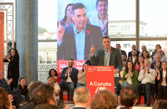 El secretario general del PSOE y presidente del Gobierno, Pedro Sánchez, interviene durante un acto del PSdeG-PSOE, en Palexco, a 28 de abril de 2023, en A Coruña, Galicia (España). Durante el acto se han presentado las candidaturas del PSdeG-PSOE a las e