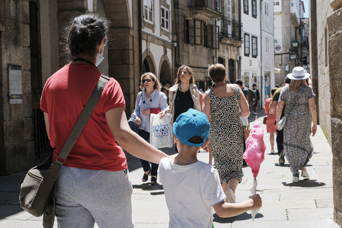 Archivo - Varias mujeres y un niño, con algodón de azúcar, pasean durante las Fiestas de la Ascensión, a 26 de mayo de 2022, en Santiago de Compostela, A Coruña, Galicia, (España). Tras dos año