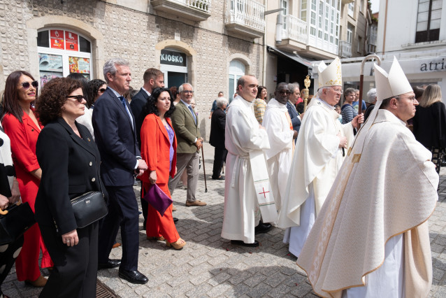 El presidente de la Xunta, Alfonso Rueda, asiste al acto de coronación canónica de la Virxe da Xunqueira de Cee (A Coruña).