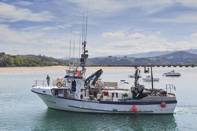 El barco gallego del que un pescador cayó al mar y se encuentra desaparecido, durante un dispositivo de búsqueda en el puerto de San Vicente de la Barquera, a 25 de abril de 2023, en San Vicente de la Barquera, Cantabria (España). Salvamento Marítimo ha a