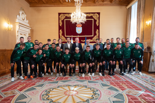 El presidente de la Xunta, Alfonso Rueda, y el vicepresidente segundo, Diego Calvo, reciben al Club Deportivo Arenteiro de O Carballiño (Ourense) por su ascenso a Primera RFEF.