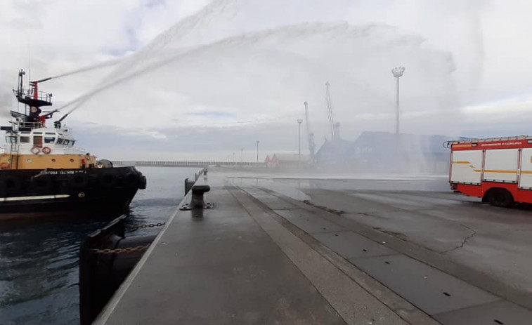 Fuego a bordo de un barco con carbón, el Alpha Optimism, en el puerto exterior de A Coruña, Punta Langosteira