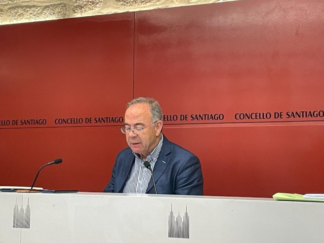 Archivo - El alcalde de Santiago, Xosé Sánchez Bugallo, en rueda de prensa.