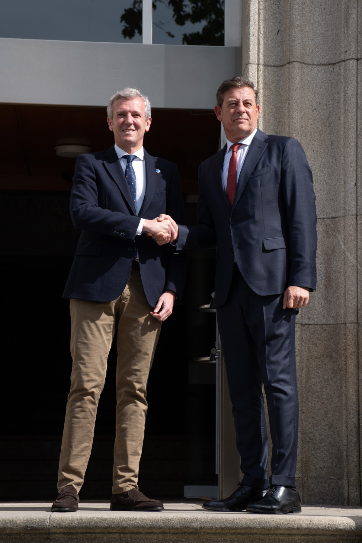 Rueda recibe a Besteiro en las escaleras de San Caetano en una foto de la Xunta