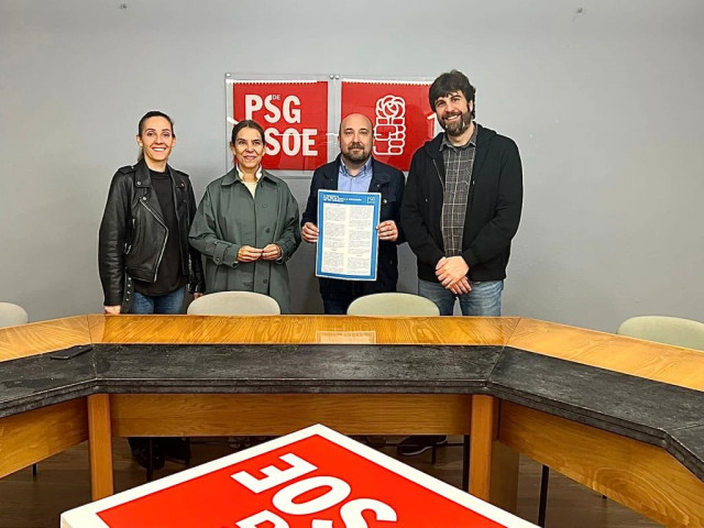 El secretario de Organización del PSdeG, José Manuel Lage Tuñas, se reúne con presidente de AGAL, Eduardo Maragoto, acompañado por la portavoz de Cultura en la Cámara, Noa Díaz, y la edil de Cultura de Santiago, Mercedes Rosón