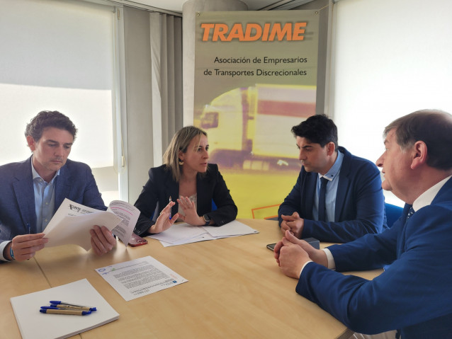 La conselleira de Infraestruturas e Mobilidade, Ethel Vázquez, se reúne con representantes de Tradime