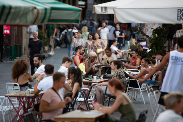 Archivo - Varias personas sentadas en bares en la plaza dels Àngels del Raval, a 4 de agosto de 2022, en Barcelona, Cataluña (España). El Ayuntamiento de Barcelona ha avanzado una hora el cierre de restaurantes, venta alimentaria y terrazas en la calle de