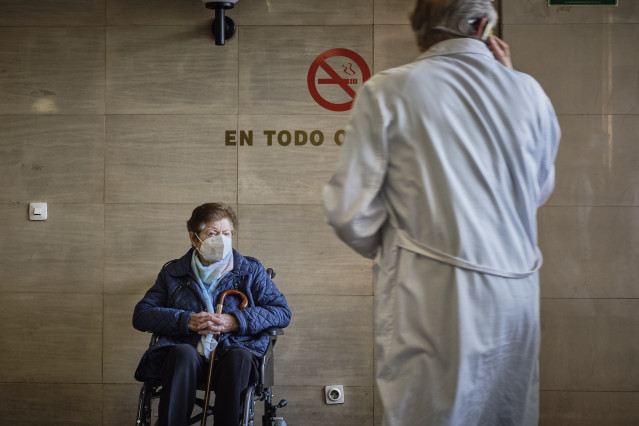Una señora espera en silla de ruedas en el Complexo Hospitalario Universitario de Ourense