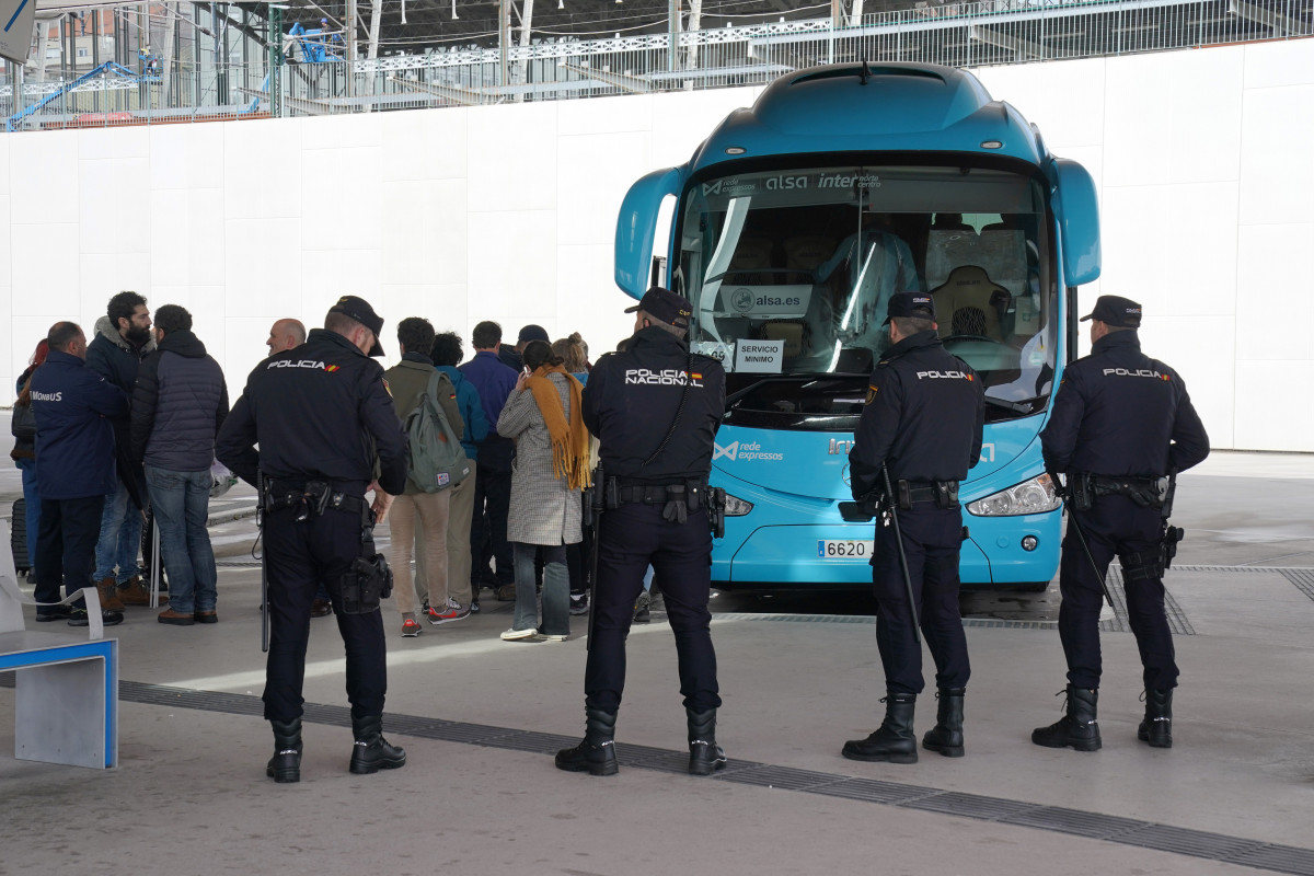 Archivo - Varios agentes de Policía Nacional delante de un autobús durante una huelga del transporte de viajeros, en la estación de autobuses de Santiago, a 31 de marzo de 2023, en Santiago de Comp