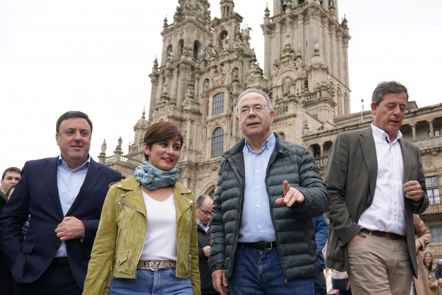 La ministra de Política Territorial, Isabel Rodríguez  (2i), el alcalde de Santiago, Xosé Sánchez Bugallo (2d), el secretario xeral del PSdeG, Valentín González Formoso (1i), y el delegado del Gobierno en Galicia, José Ramón Gómez Besteiro.