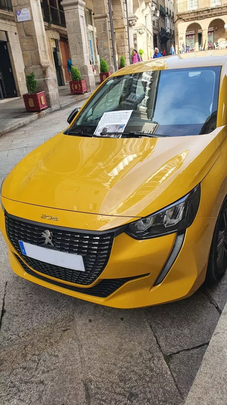 El coche del Ayuntamiento que a menudo conduce Ju00e1come y que ha sido multado en Vigo un su00e1bado en al menos dos ocasione