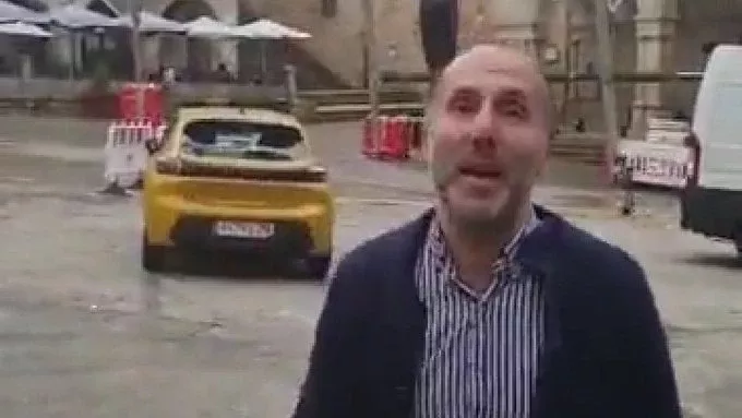 Ju00e1come con el coche multado dos veces en Vigo en una captura de un vu00eddeo de sus redes sociales