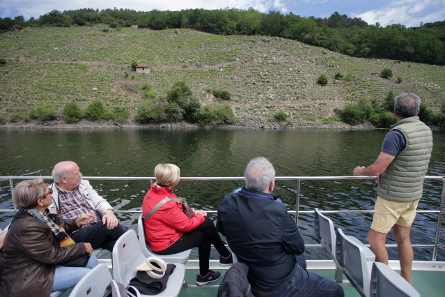Pasajeros del catamarán del Sil durante el trayecto por la Ribeira Sacra, a 28 de abril de 2023, en Monforte de Lemos, Lugo, Galicia (España). La Diputación de Lugo y Ourense ponen a disposición de los ciudadanos rutas en catamarán por A Ribeira Sacra en