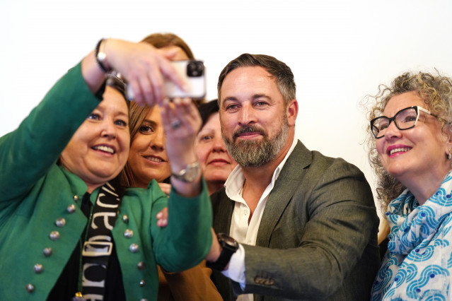 El presidente de Vox, Santiago Abascal, se hace una foto con simpatizantes tras la presentación del documental de la fundación Disenso sobre el futuro de Europa.