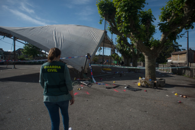 Un guardia civil en el recinto de las fiestas de la parroquia de San Miguel de Deiro, a 8 de mayo de 2023, en Vilanova de Arousa, Pontevedra, Galicia (España). Dieciocho personas han resultado heridas, entre ellas al menos dos menores (uno de ellos en est