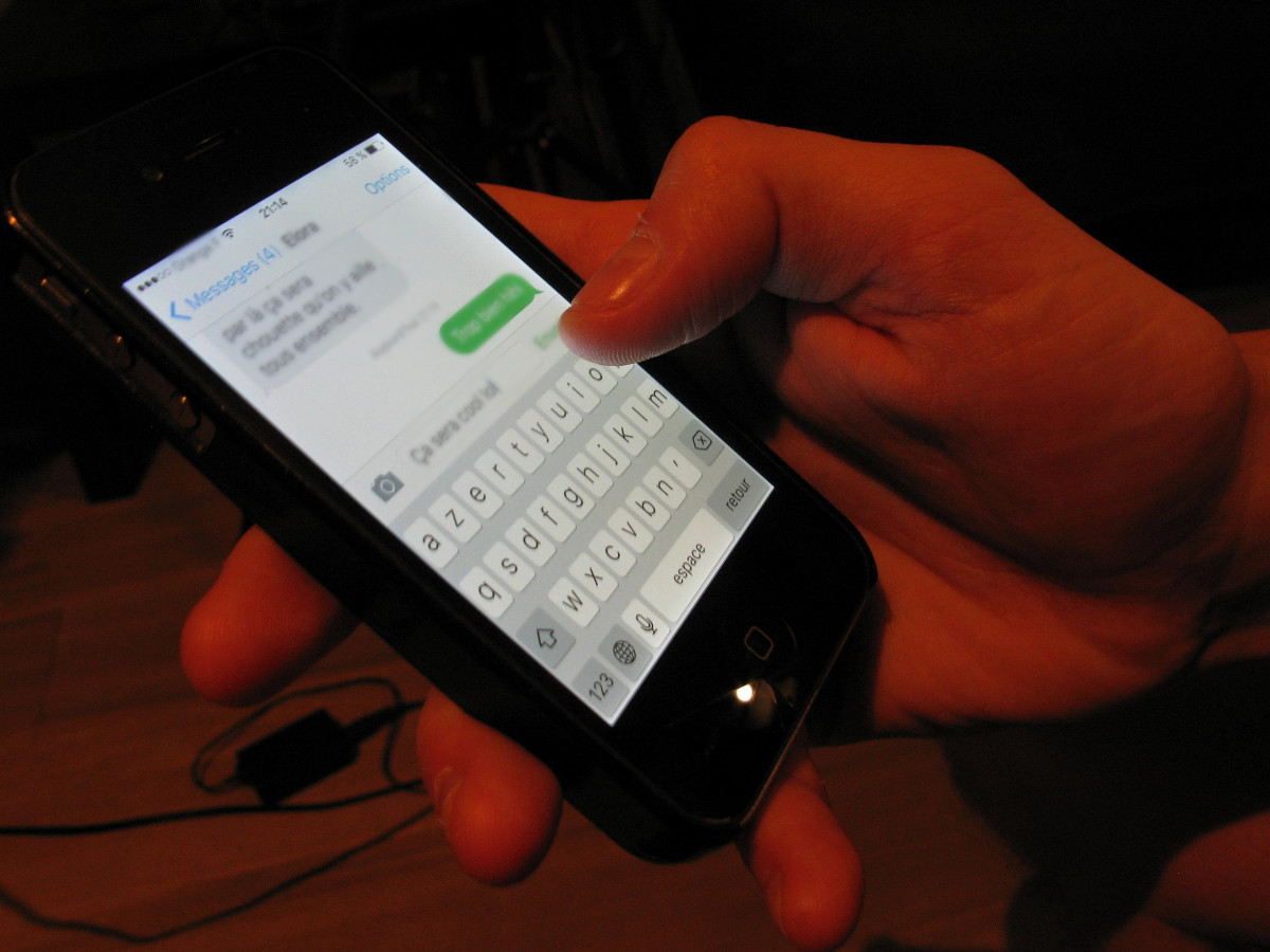 Envu00edo de un SMS por mu00f3vil en una foto de DaraDaraDAra publicada en wikimedia bajo Creative Commons Attribution Share Alike 4 0 International