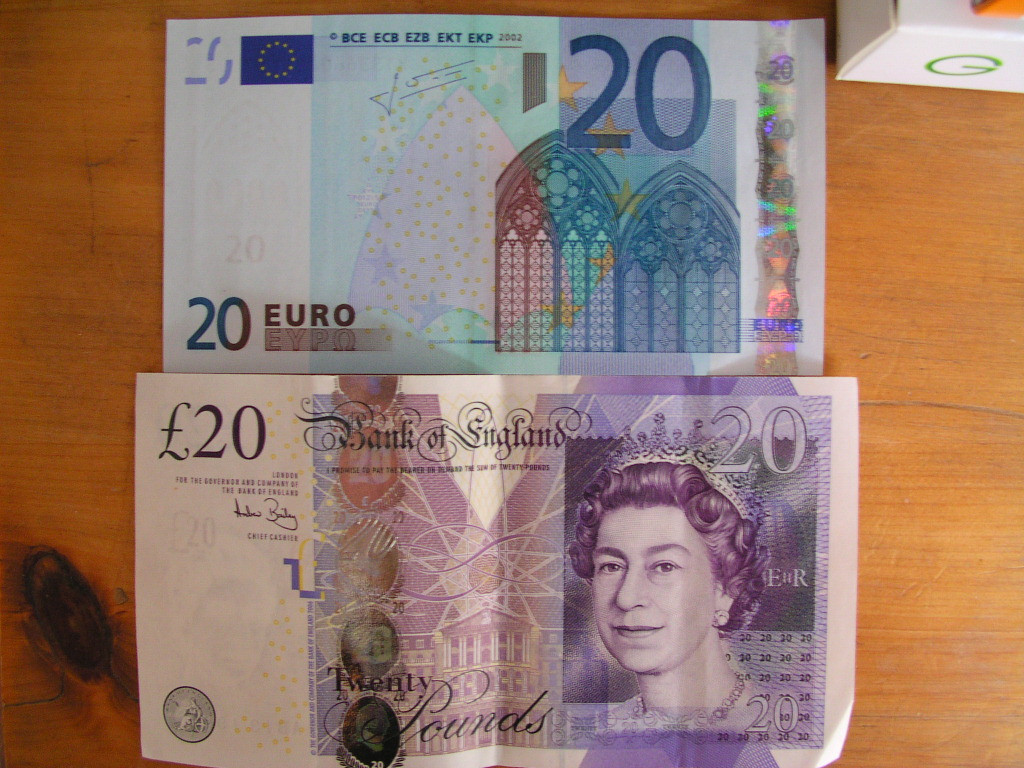 Billetes de 20 libras y de 20 euros en una foto de Christopher Elison publicada bajo Creative Commos Attribution 20 Generic