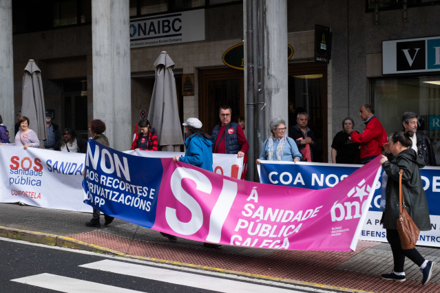 Varias personas con pancartas durante una concentración en apoyo a la Atención Primaria, convocada por la Plataforma SOS Sanidade Pública de Galicia, a 9 de mayo de 2023, en Santiago de Compostela, A Coruña, Galicia (España). El Parlamento de Galicia deba