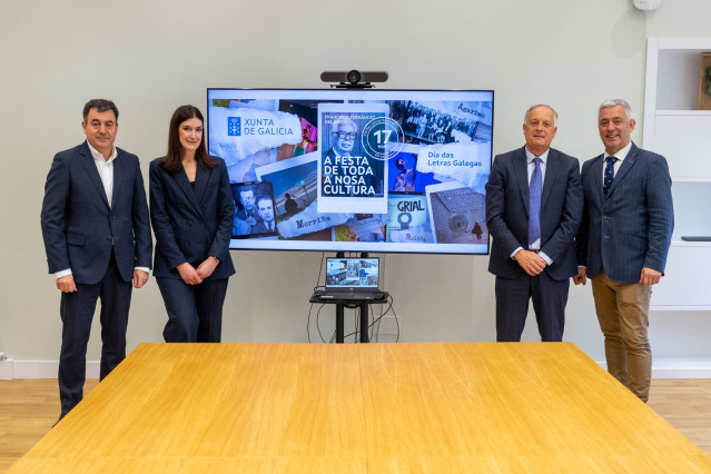 El conselleiro de Cultura, Educación, FP e Universidades, Román Rodríguez, y la directora de Marketing y Responsabilidad Social Corporativa de Gadis, Melisa Plagiaro, firman un convenio de colaboración para promover el gallego entre la juventud.