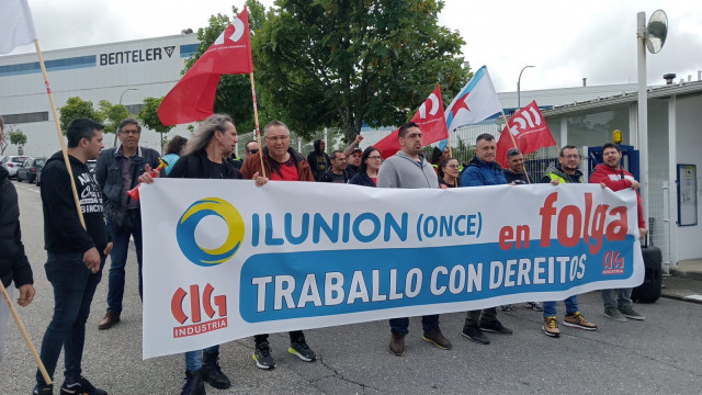 Concentración durante la huelga de Ilunion en Benteler.