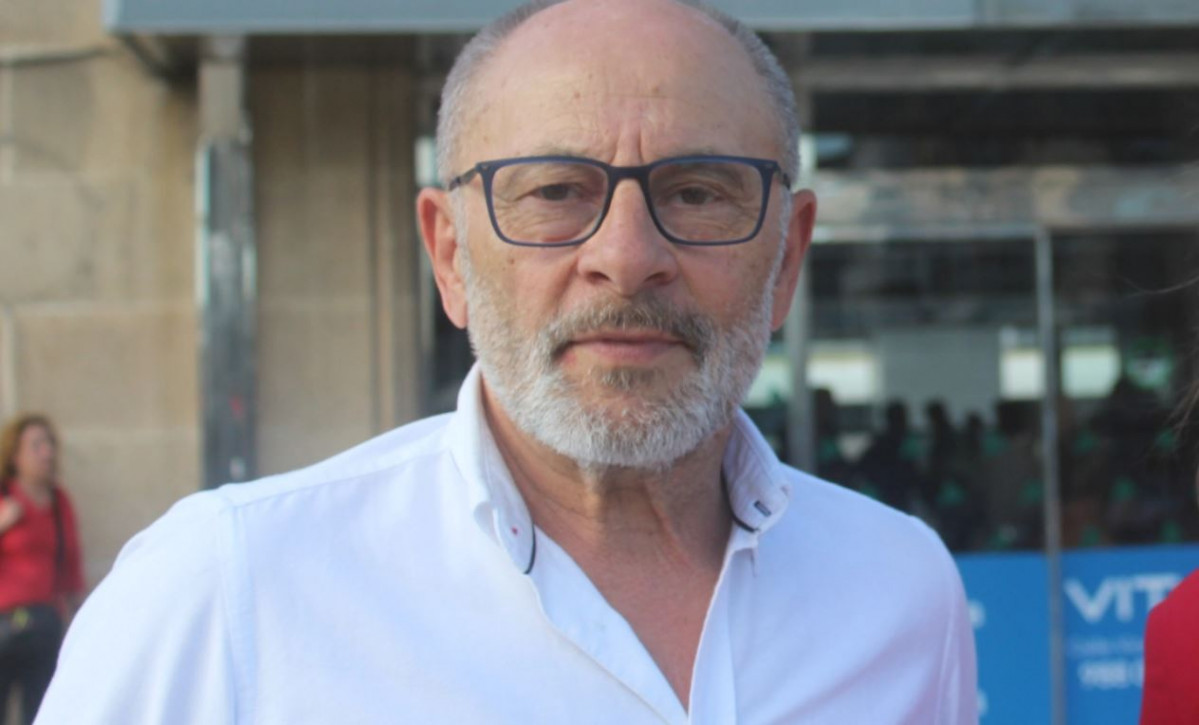 Franscico Rodru00edguez delante de la Estaciu00f3n de Ourense Empalme