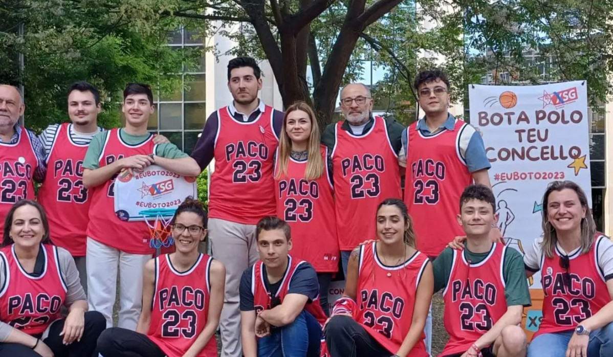 Paco Rodru00edguez con miembros de las Xuventudes Socialistas en un acto preelectoral