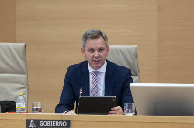 El ministro de Sanidad, José Miñones, comparece durante una comisión de Sanidad y Consumo, en el Congreso de los Diputados, a 10 de mayo de 2023, en Madrid (España). Durante su comparecencia, el ministro ha informado sobre las líneas generales de actuació