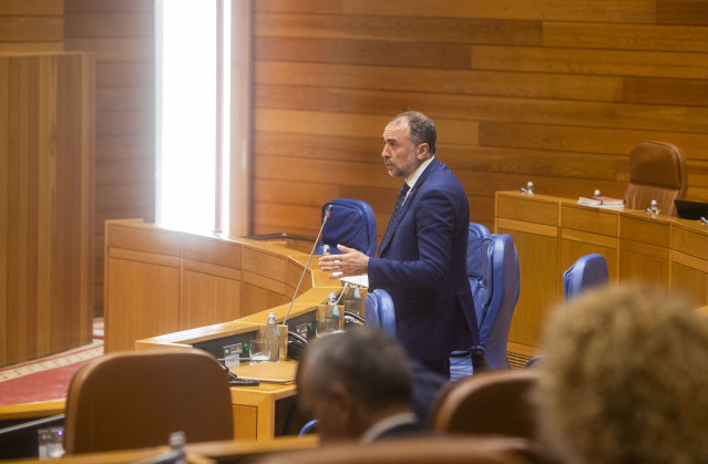 O conselleiro de Sanidade, Julio García Comesaña, responderá no Pleno as preguntas dos grupos.