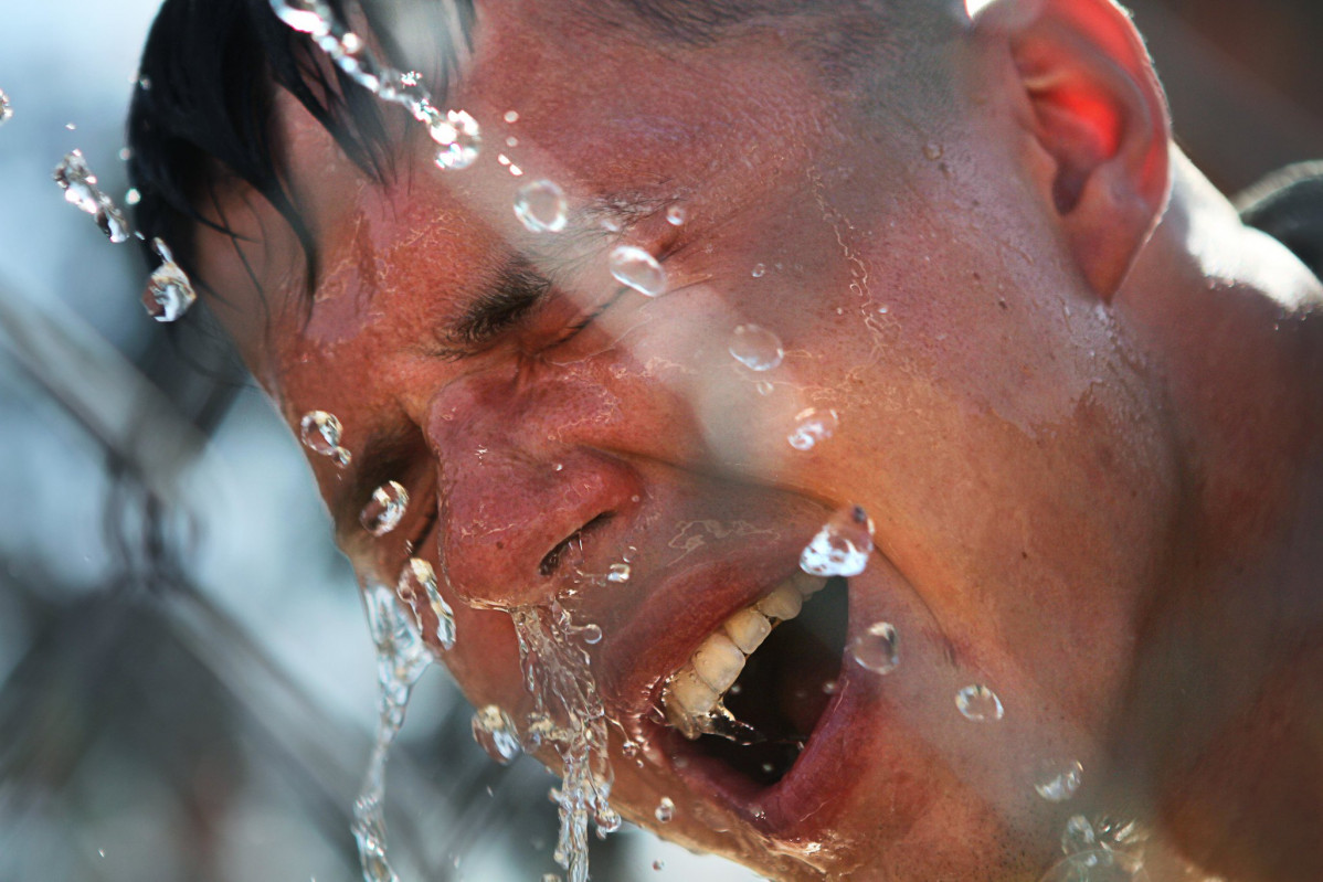 Un soldado americano limpiu00e1ndose con agua en un curso tras ser rociado con un spray de pimienta en una foto de dvids publicada bajo Attribution 2.0 Generic