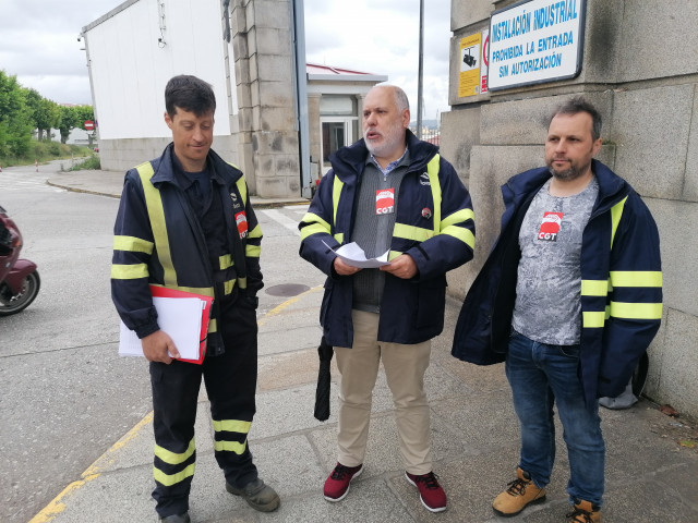 Delegados de la CGT en Navantia, con García Sinde en el centro, ante el astillero en Ferrol.