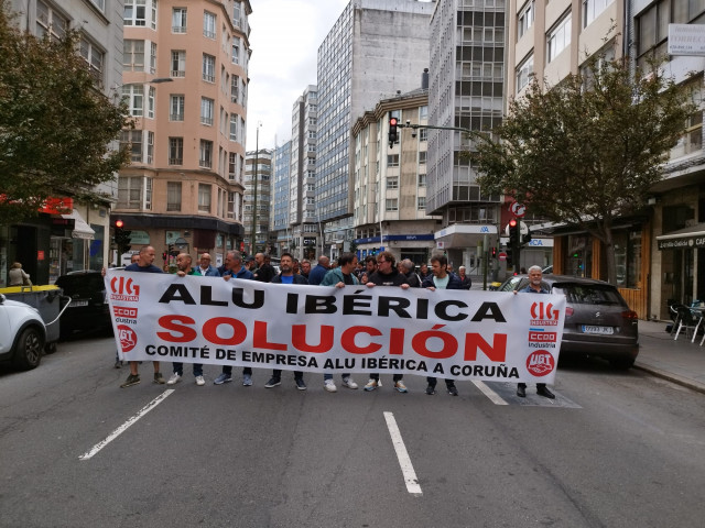 Extrabajadores de Alu Ibérica se movilizan en A Coruña, ante la sede de la administración concursal