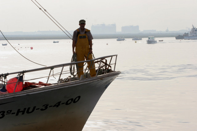 Archivo - Vista de un pescador en un barco pesquero en Huelva