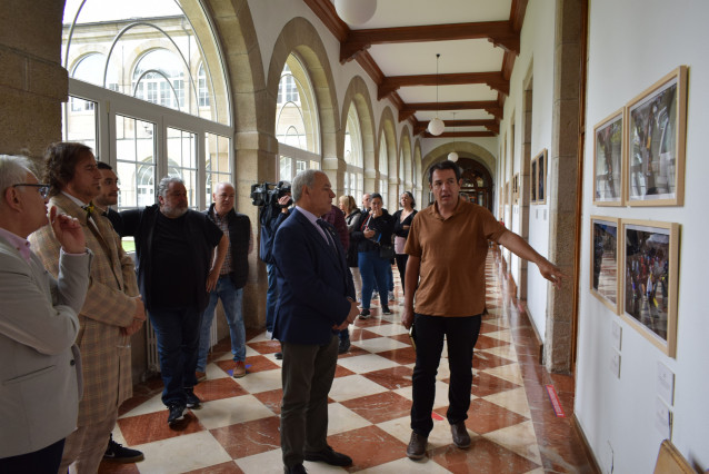 Nota De Prensa, Corte E Foto: O Presidente Inaugura A Exposición Ucraína, A Guerra Dos Civís, Que Acollerá O Pazo De San Marcos Ata O 9 De Xuño