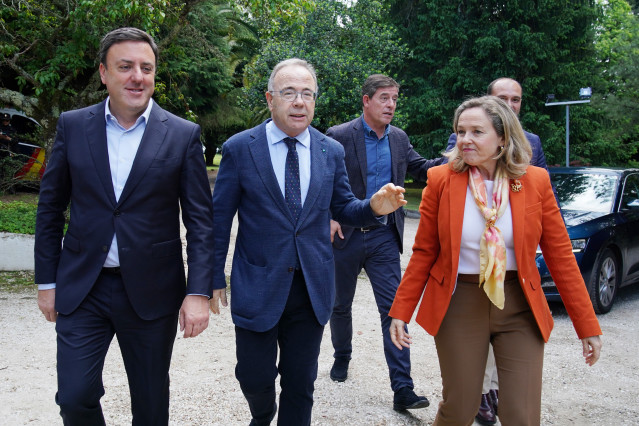 (I-D) El secretario general del Partido Socialista de Galicia, Valentín González-Formoso; el candidato del PSOE, Xosé Sánchez Bugallo y la vicepresidenta primera del Gobierno, Nadia Calviño, a su llegada a un almuerzo informativo, a 12 de mayo de 2023, en