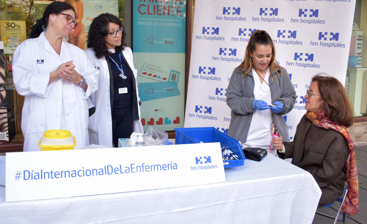 HM Hospitales conmemora el Día Internacional de Enfermería en la plaza Roxa de Santiago