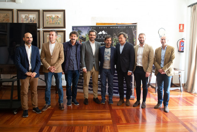 El vicepresidente segundo, Diego Calvo, acompañado por el secretario xeral para o Deporte, José Ramón Lete Lasa, y el gerente de Turismo de Galicia, Antonio Casas, en la prensentación del Gran Fondo Ézaro
